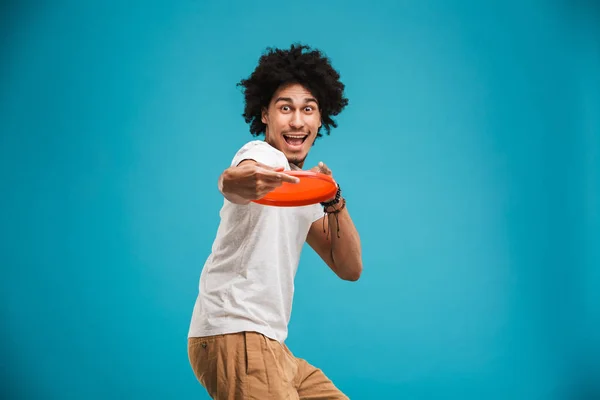 Egy Fiatal Afrikai Boldog Játék Frisbee Elszigetelt Felett Kék Háttér — Stock Fotó