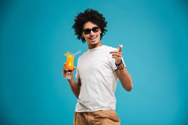 Imagem Belo Jovem Afro Encaracolado Homem Isolado Sobre Fundo Azul — Fotografia de Stock