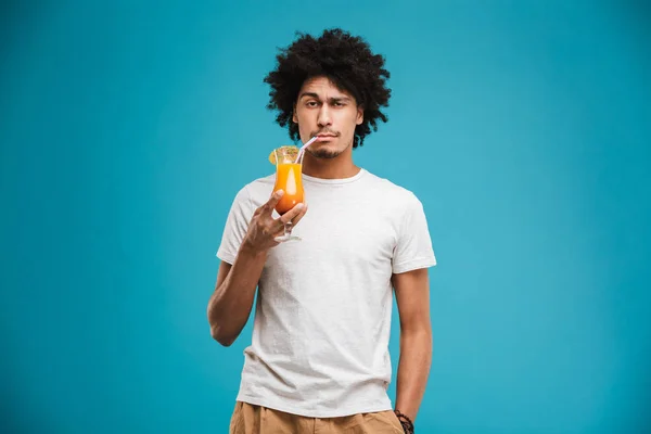 Portret Van Een Zelfverzekerde Jonge Afrikaanse Man Drinken Tropische Cocktail — Stockfoto
