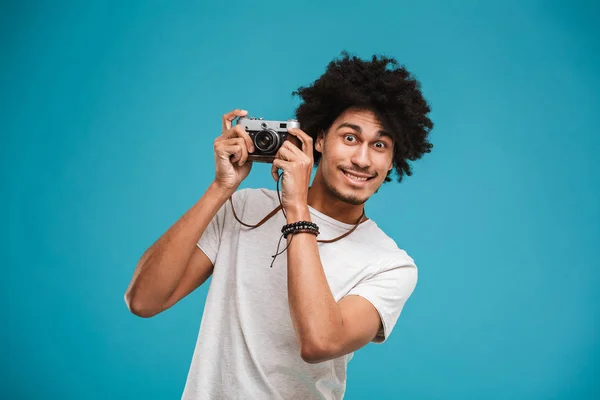 Imagem Bonito Emocional Jovem Afro Encaracolado Homem Fotógrafo Isolado Sobre — Fotografia de Stock