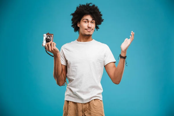 Imagem Confuso Jovem Fotógrafo Afro Encaracolado Sério Isolado Sobre Fundo — Fotografia de Stock