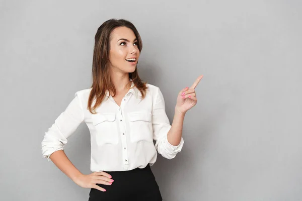 Imagen Joven Empresaria Alegre Emocionada Pie Aislada Sobre Fondo Pared — Foto de Stock