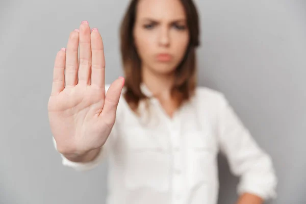 Portret Van Een Serieuze Jonge Zakenvrouw Stop Gebaar Toont Met — Stockfoto