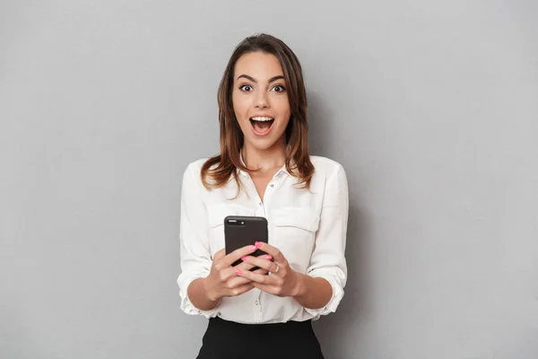一个快乐的年轻企业妇女的肖像手持手机在白色背景下隔离 — 图库照片