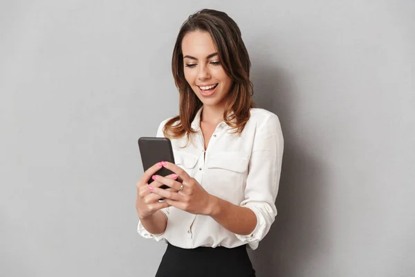 Portret Van Een Vrolijke Jonge Zakenvrouw Met Behulp Van Mobiele — Stockfoto