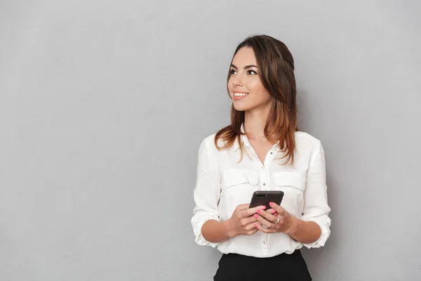 Retrato Uma Jovem Mulher Negócios Feliz Segurando Telefone Celular Olhando — Fotografia de Stock