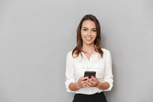 Retrato Uma Jovem Mulher Negócios Feliz Segurando Telefone Celular Isolado — Fotografia de Stock