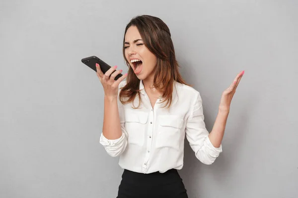 Retrato Una Joven Mujer Negocios Enojada Gritando Teléfono Móvil Aislado —  Fotos de Stock