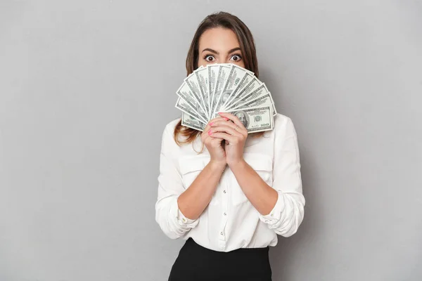 Retrato Una Joven Mujer Negocios Feliz Sosteniendo Montón Billetes Dinero —  Fotos de Stock
