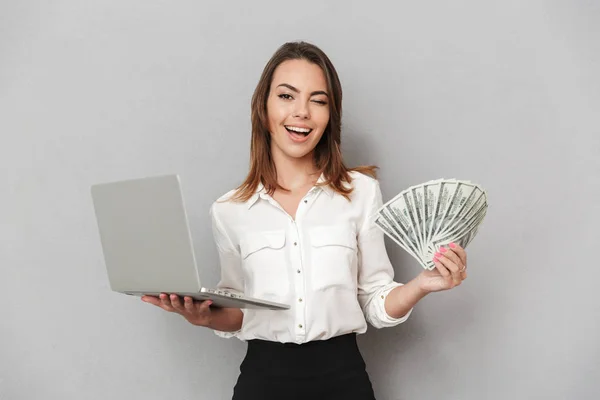 Retrato Uma Jovem Empresária Confiante Segurando Computador Portátil Enquanto Mostra — Fotografia de Stock