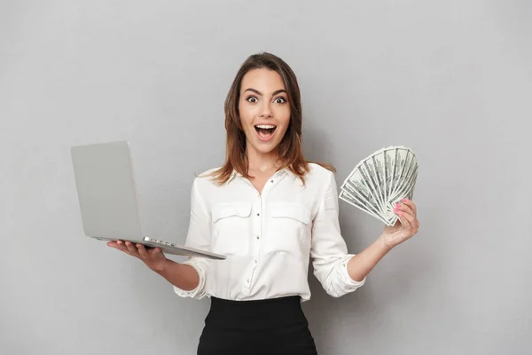 Retrato Uma Jovem Mulher Negócios Feliz Segurando Computador Portátil Enquanto — Fotografia de Stock