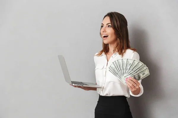 Retrato Una Joven Mujer Negocios Feliz Sosteniendo Ordenador Portátil Mientras — Foto de Stock