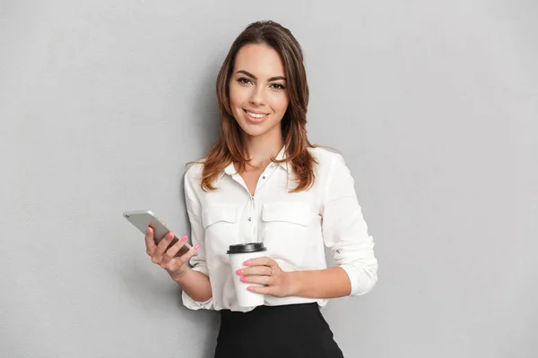 Retrato Una Hermosa Mujer Negocios Joven Usando Teléfono Móvil Mientras — Foto de Stock