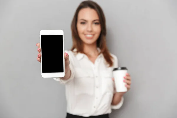 Retrato Una Joven Empresaria Confiada Mostrando Teléfono Móvil Pantalla Blanco — Foto de Stock