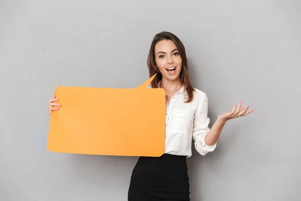 Retrato Una Joven Mujer Negocios Emocionada Sosteniendo Burbuja Habla Vacía — Foto de Stock