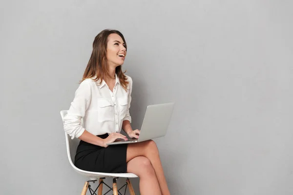 Imagem Jovem Empresária Feliz Emocional Sentado Isolado Sobre Fundo Parede — Fotografia de Stock