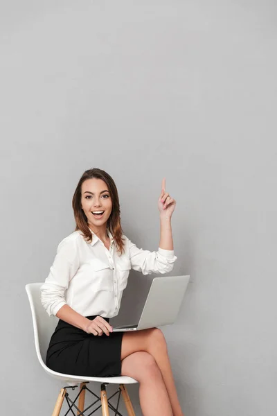 Foto Feliz Jovem Empresária Sentado Isolado Sobre Fundo Parede Cinza — Fotografia de Stock