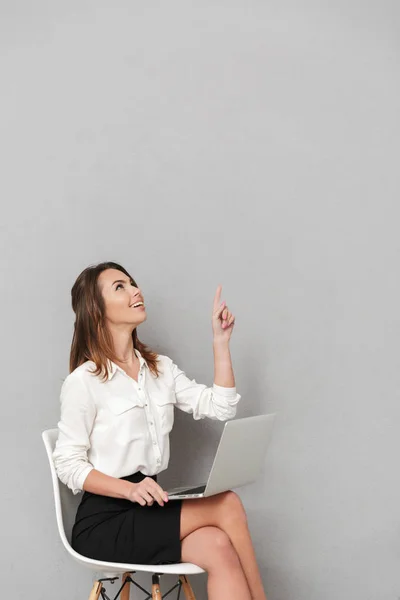 Foto Eccitato Felice Giovane Donna Affari Seduto Isolato Sfondo Grigio — Foto Stock