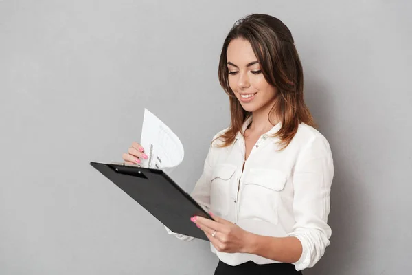 Imagen Una Joven Mujer Negocios Alegre Sorprendente Pie Aislada Sobre — Foto de Stock