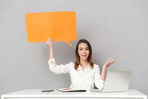 Imagen Una Joven Mujer Negocios Feliz Increíble Sentada Aislada Sobre — Foto de Stock