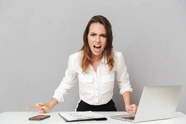 Retrato Una Joven Empresaria Furiosa Sentada Escritorio Oficina Gritando Aislada — Foto de Stock