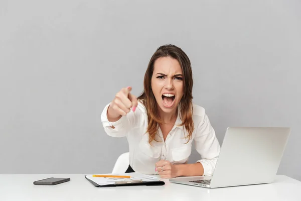 Retrato Una Joven Empresaria Loca Sentada Escritorio Oficina Gritando Aislada — Foto de Stock