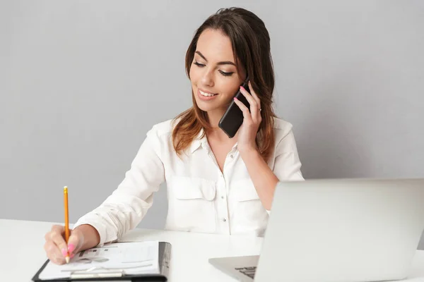 Retrato Una Joven Mujer Negocios Feliz Trabajando Con Documentos Mientras — Foto de Stock