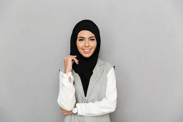 Portret 20S Muzułmanka Elegancki Hidżab Uśmiechając Się Patrząc Kamery Białym — Zdjęcie stockowe