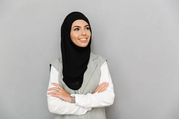穆斯林妇女的肖像20S 在传统的围巾微笑着 看着一旁的武器越过灰色背景隔离 — 图库照片
