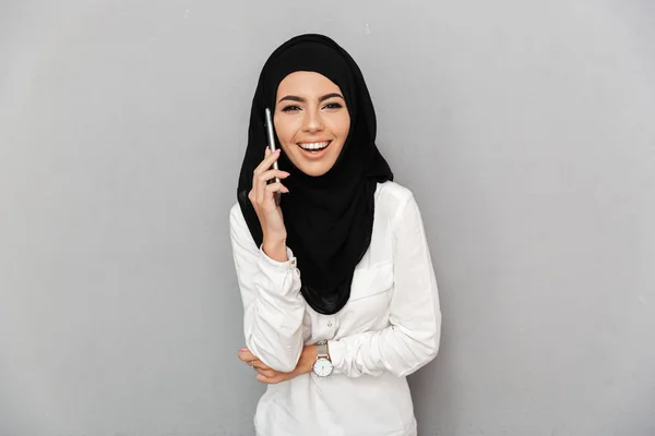 Portret Szczęśliwy Arabski Kobiety Religijnych Chustę Rozmowy Telefon Komórkowy Białym — Zdjęcie stockowe