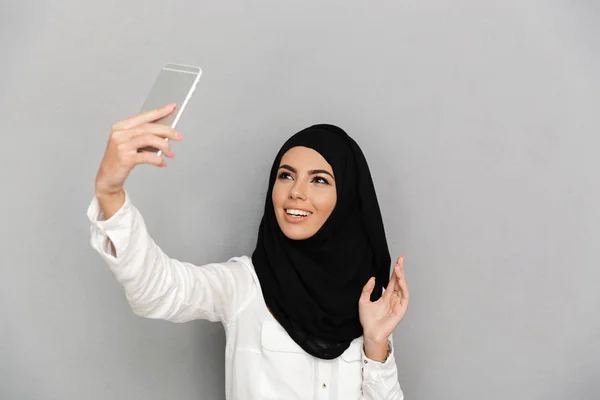 Retrato Mujer Árabe Joven Años Pañuelo Islámico Con Maquillaje Oriental — Foto de Stock