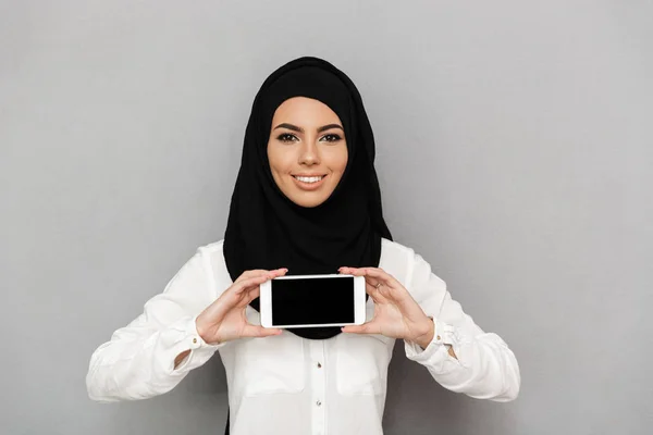 Portret Kobiety Wesoły Emiraty Modlitwy 20S Religijnych Chusty Orientalne Makijaż — Zdjęcie stockowe