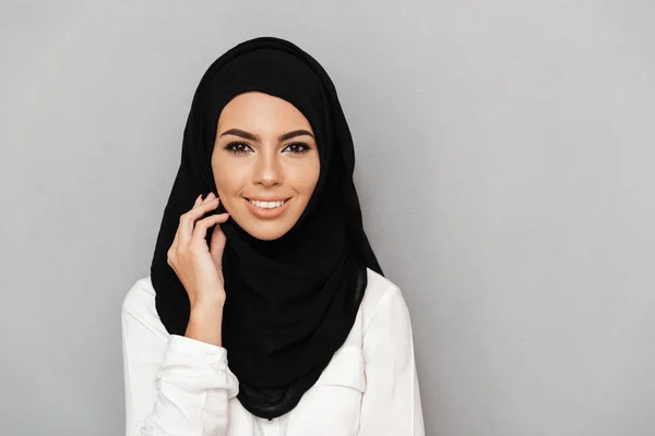 Portrait Gros Plan Musulmane Prière Femme 20S Hijab Souriant Regardant — Photo