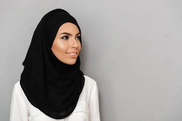 Zbliżenie Portret Kobiety Muzułmańskiej Modlitwy 20S Religijnych Chustę Uśmiechając Się — Zdjęcie stockowe