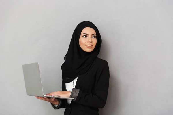 Retrato Mujer Musulmana Elegante 20S Ropa Tradicional Negro Sonriendo Mirando — Foto de Stock