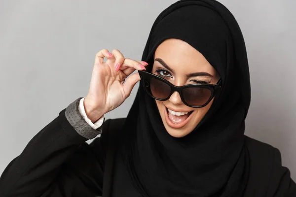 Porträtt Närbild Eleganta Muslimsk Kvinna 20S Hijab Leende Och Hålla — Stockfoto