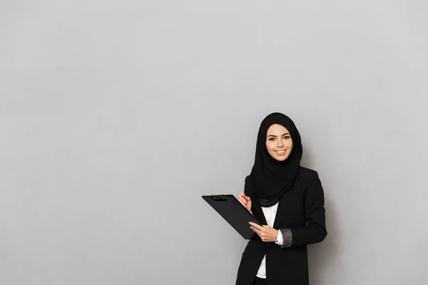 Siyah Geleneksel Giyim Bakarak Müslüman Gülümseyen Kadın Yaşlarda Kamera Belgelerle — Stok fotoğraf