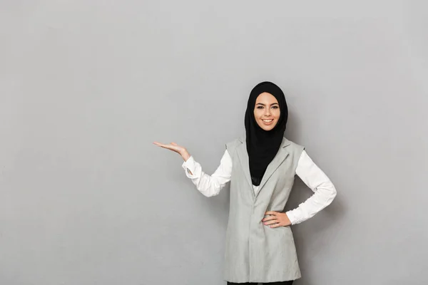 Portret Szczęśliwy Młoda Kobieta Arabian Posiadający Miejsce Jej Dłoni Białym — Zdjęcie stockowe