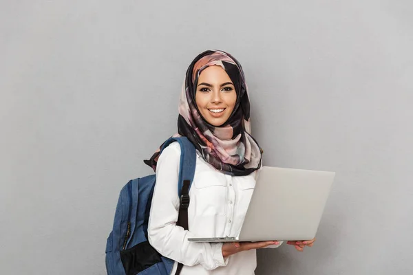 Πορτρέτο Του Χαμογελώντας Νεαρή Γυναίκα Arabian Φοιτητής Σακίδιο Που Κατέχουν — Φωτογραφία Αρχείου