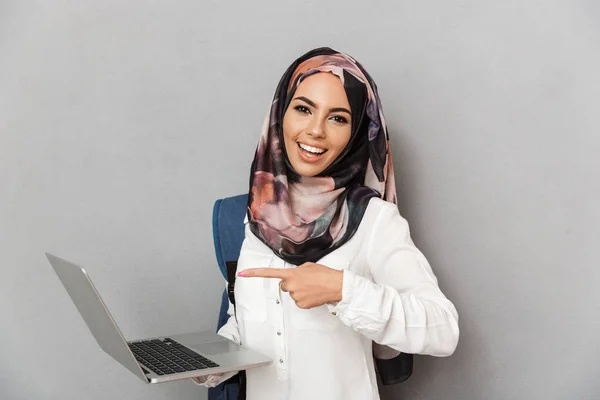 Portrait Une Jeune Étudiante Arabe Joyeuse Avec Sac Dos Pointant — Photo