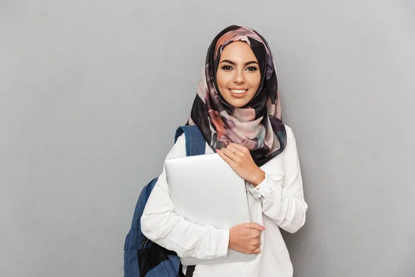 Portrait Une Jeune Étudiante Arabe Souriante Avec Sac Dos Contenant — Photo