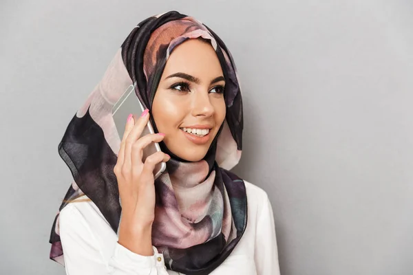 Portret Dość Młoda Kobieta Arabian Rozmowy Telefon Komórkowy Białym Tle — Zdjęcie stockowe