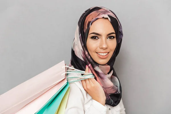 Portret Szczęśliwy Młody Arabskich Kobiety Noszenia Torby Zakupy Patrząc Kamery — Zdjęcie stockowe