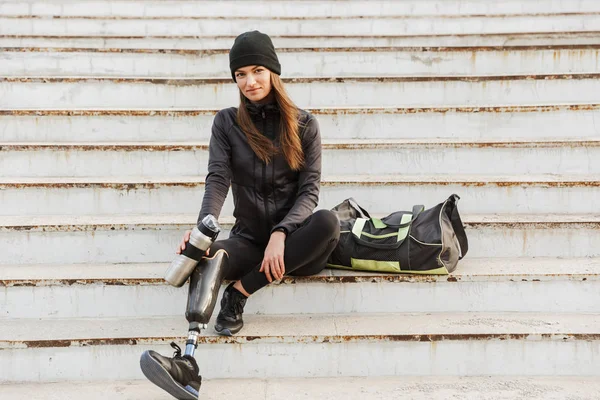 Фото Усміхненої Жінки Інваліда Спортивному Одязі Протезною Ногою Сидить Сходах — стокове фото