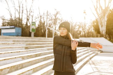 Isınma ve germe kol dışında siyah eşofman güzel sporcumuz closeup görüntü