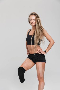 Görüntü gri arka plan üzerinde izole duran bir güzel sağlıklı genç Engelli sporcumuz.