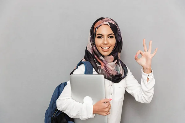 Retrato Una Joven Estudiante Árabe Sonriente Con Una Mochila Sosteniendo — Foto de Stock