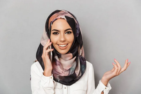 Portret Uśmiechający Się Młodej Kobiety Arabskie Rozmowy Telefon Komórkowy Białym — Zdjęcie stockowe