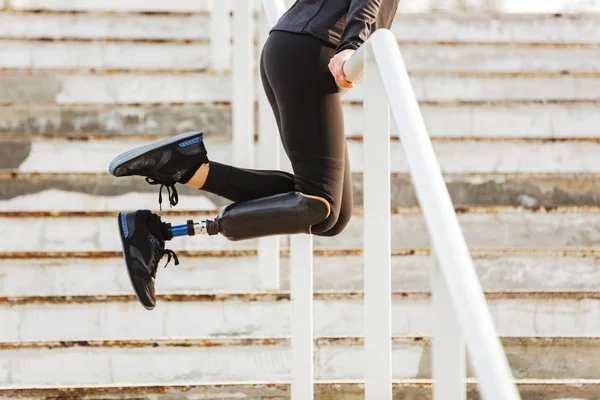 Imagen Recortada Chica Deportiva Discapacitada Con Pierna Protésica Ropa Deportiva — Foto de Stock