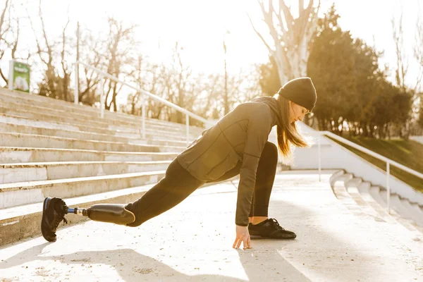 Immagine Donna Disabile Sportiva Abbigliamento Sportivo Che Sport Stretching Gamba — Foto Stock